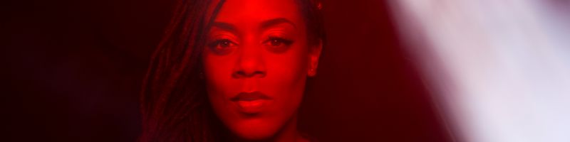 Akua Naru tritt in Bremen im Theater auf.