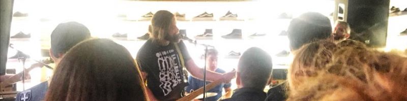 Punkrock mit Skateboards überm Kopf