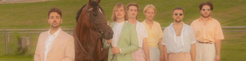„Greatest Hits“ und eine fiktive Bandbiographie