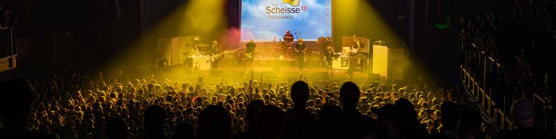 Team Scheisse im ausverkauften Pier 2