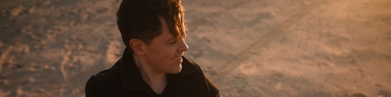 Michael Patrick Kelly im Sommer auf der Galopprennbahn