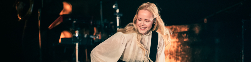 Tina Dico mit Band in der Glocke