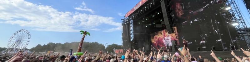 Der Freitag beim Deichbrand Festival: Staubige Tanzmusik, feurige Headliner