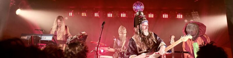 Greetings Humans! – Henge im Kulturzentrum Lagerhaus
